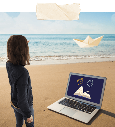 Mathilde Leriche Webdesigner sur une plage avec un pc portable pour la création de site web sur le sable et un bateau en papier sur l'eau